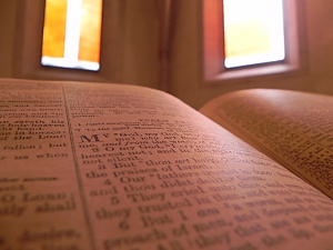 "Biblia en inglés del “auditorio de Calvino” en la Iglesia Presbiteriana de Escocia en Ginebra, Suiza. Foto: Capilla de John Knox / Ana Calvo