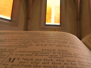 Biblia en inglés del “Auditorio de Calvino” en la capilla John Knox- Ginebra /Suiza. Psalm 22:1 King James Version (KJV)