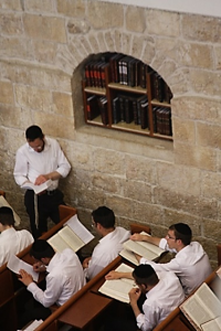 Estudiantes en la sinagoga Hurva en Jerusalén. Foto: Ana Calvo