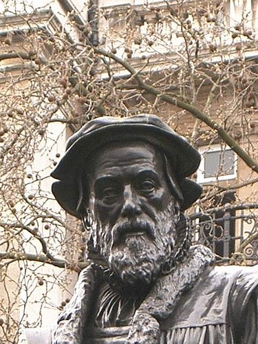 Foto: Estatua de William Tyndale en los Jardines Victoria Embankment en la costa norte del río Támesis / Londres